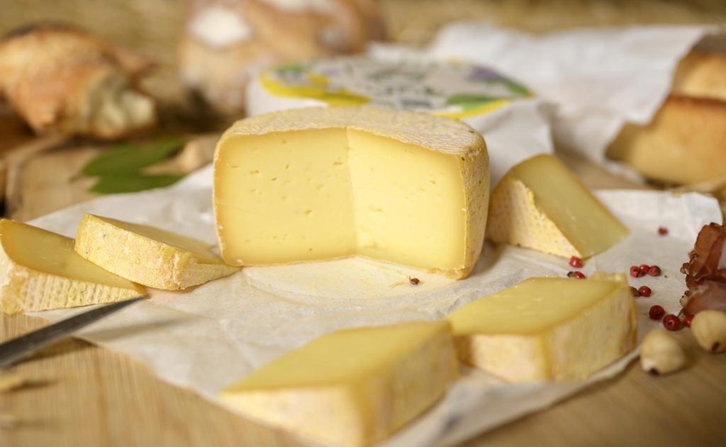 ommes et tomettes artisanales de la Fromagerie du Val, élaborées à partir de lait BIO d’Alsace certifié STG Lait de Foin.