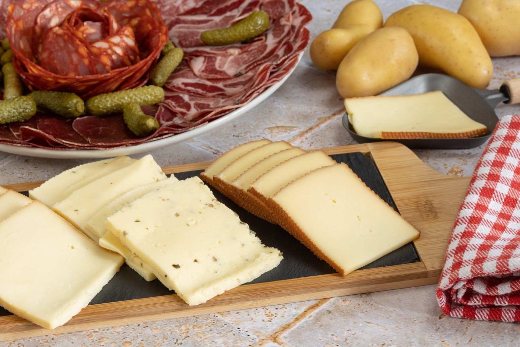 Fromage à raclette artisanal de la Fromagerie du Val, fabriqué avec du lait BIO d’Alsace certifié STG Lait de Foin.