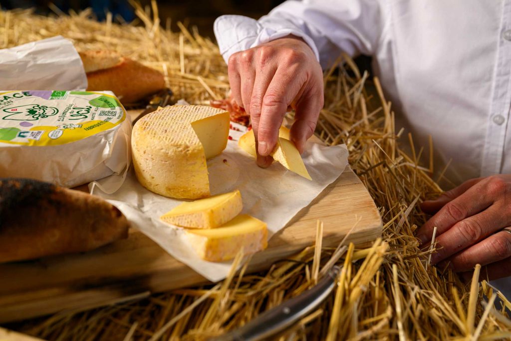 Tomme affinée au lait BIO d’Alsace certifié STG Lait de Foin, produite par la Fromagerie du Val.